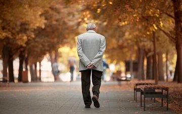 هر روز ۳۰ دقیقه در این موقع روز در آفتاب قدم بزنید؛ شب راحت می خوابید!