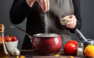شیرینی زیاد غذا رو با این روش‌های ساده ولی موثر کم کنید
