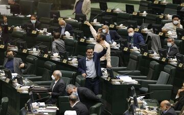 مجلس به احترام کادر درمان قیام کرد
