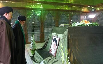  رهبر انقلاب در مرقد بنیانگذار انقلاب اسلامی و گلزار شهدا حضور یافتند
