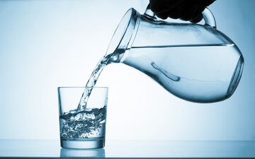 در طول روز باید چه مقدار آب بنوشیم؟