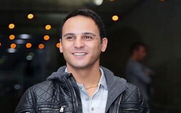 تیپ و ژست آرش برهانی در اکران «ثبت با سند برابر است» 