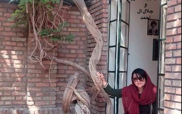 تیپ و ژست همسر شهاب حسینی در خانه موزه سیمین دانشور (عکس)