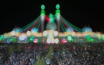 مردم در شب نیمه شعبان برفراز بام‌ها ندای تکبیر و یا مهدی سر می‌‌دهند
