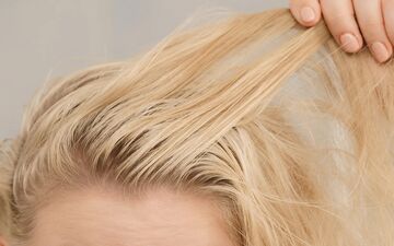 اشتباه رایجی که موهایتان را خشک و شکننده می‌کند