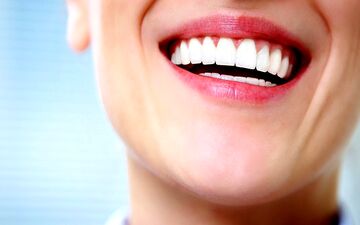 10 روش طبیعی برای سفیدکردن دندان‌ها