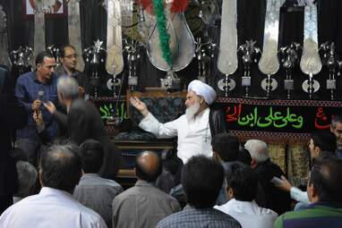 دیدار نماینده ولی‌فقیه و امام جمعه کرمانشا با مردم شاطرآباد در مسجد انصار‌الحسین به روایت تصویر