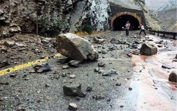 ریزش کوه در جاده چالوس خسارتی نداشت