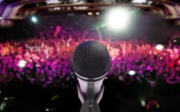 خواننده ایرانی برای صندلی های خالی کنسرت برگزار می کند!
