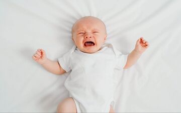 گریه‌های بی‌وقفه نوزاد: چه عواملی موجب کولیک می‌شوند و چگونه آن را کنترل کنیم؟
