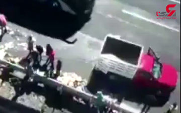 لحظه وحشتناک زیر گرفته شدن کارگران در حاشیه بزرگراه توسط کامیون +فیلم 