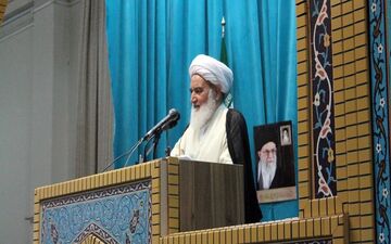امام جمعه کرمانشاه:  آمریکایی ها را به دریوزگی انداختیم