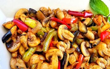 طرز تهیه خوراک قارچ و بادمجان مخصوص گیاه‌خواران