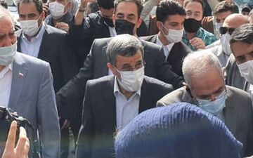 
فیلم/ بالا رفتن احمدی‌نژاد از نرده‌ها برای پاسخ به ابراز احساسات هوادارانش