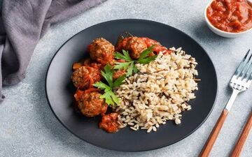 بررسی علمی یک باور: برنج قهوه‌ای مفیدتر از برنج سفید است؟ + جدول تغذیه ای هر پیمانه برنج سفید و قهوه ای