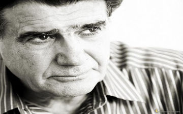 عکس کمتر دیده شده از نوجوانی استاد شجریان در محل کلاس درس
