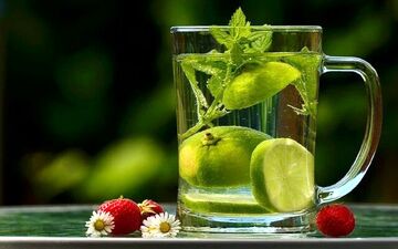 علت ضرورت مصرف مایعات برای سلامتی بدن چیست؟