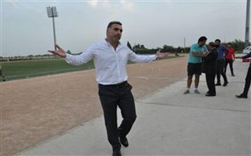 فکری برای دومین بار تهدید به کناره‌گیری کرد