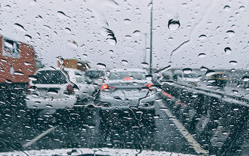 بارش باران در جاده‌های ۱۲ استان