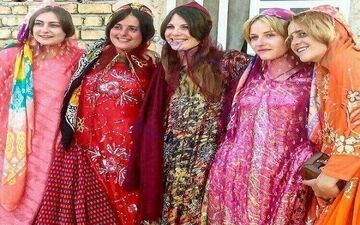 عکس/ لباس زیبای محلی زنان گردشگر فرانسوی