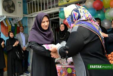 پاسداشت روزمعلم در دبستان غیر انتفاعی مفید و تجلیل از دانش‌آموزان برتر  ناحیه سه کرمانشاه 