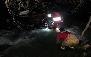 سقوط BMW به داخل رودخانه کرج