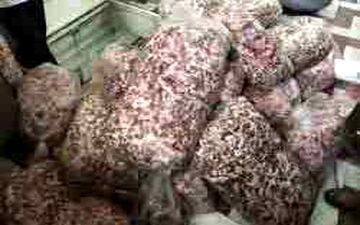 گوشت ها ی سیاه شده و خونابه داردر  کبابی معروف شرق تهران 