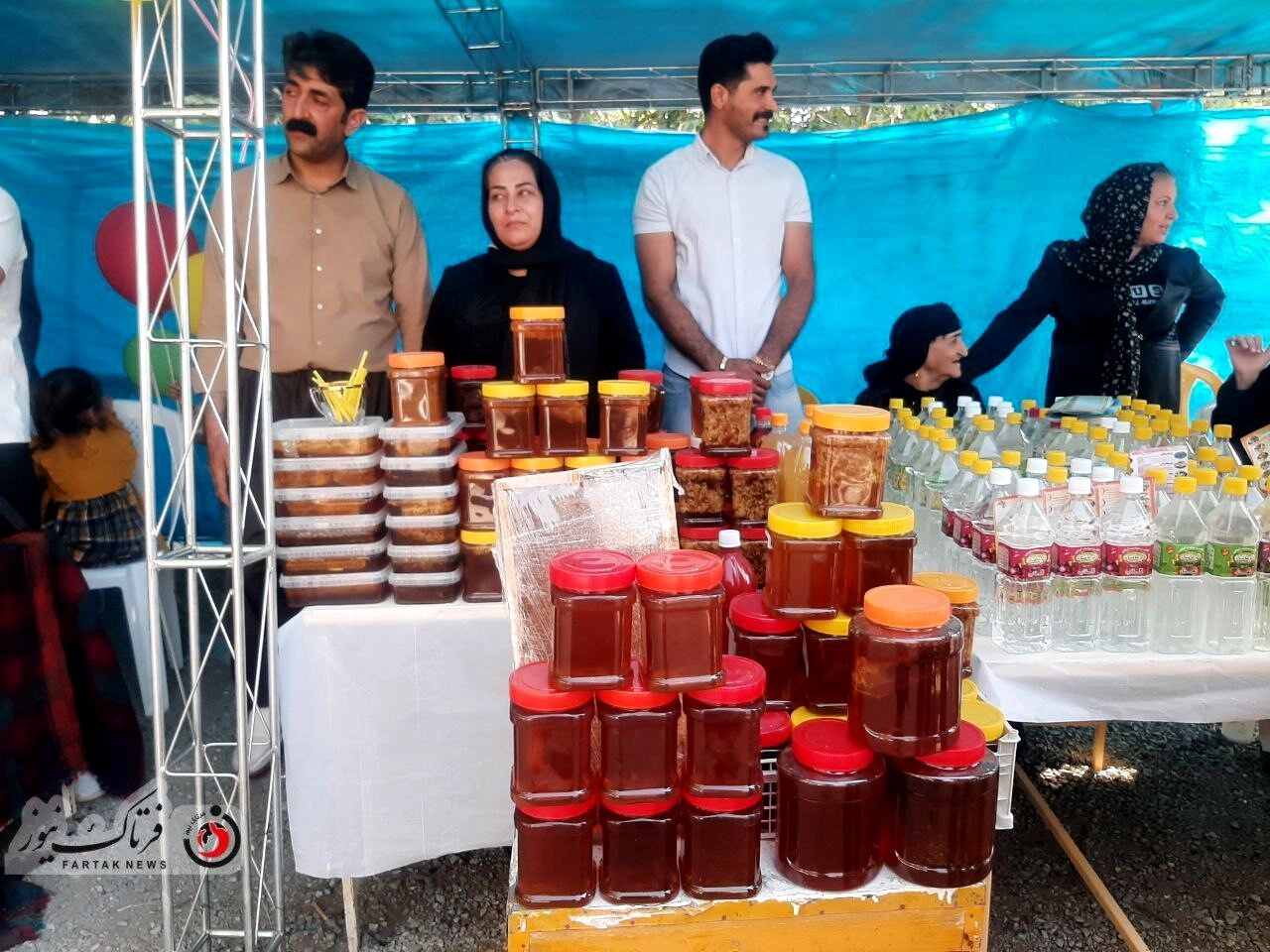  اولین جشنواره "بادام و عسل" در بیلوار کرمانشاه برگزار شد