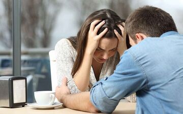 شوهرتان از زن‌های دیگه تعریف میکنه؟ 8 دلیل داره بیا تا بهت بگم کجای کارایراد داره!