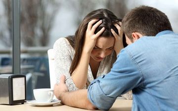 شوهرتان از زن‌های دیگه تعریف میکنه؟ 8 دلیل داره بیا تا بهت بگم کجای کارایراد داره!
