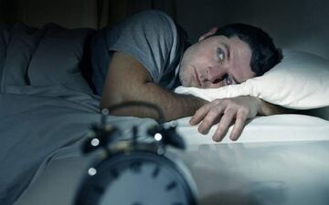 ۸ دلیل برای نخوابیدن و کارهایی برای رفع آن
