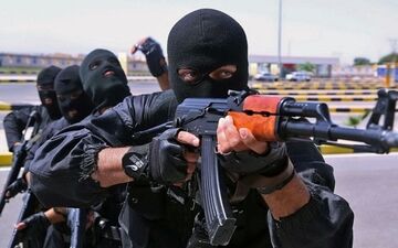 درگیری مسلحانه پلیس با سارقان حرفه‌ای در شیراز؛ یک مجروح و کشف مواد مخدر
