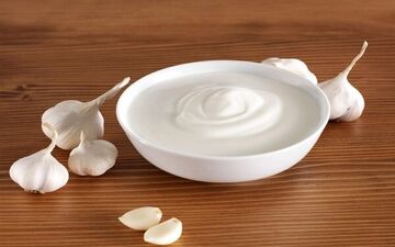 فشار خون بالا دارید؟ماست را با این ماده غذایی ترکیب کنید