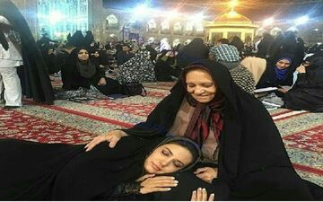 وقتی خانم بازیگر در حرم امام رضا می خوابد + عکس