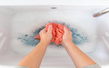 بهترین و سریعترین روش خانگی رفع لکه مام و سفیدک آن از روی لباس