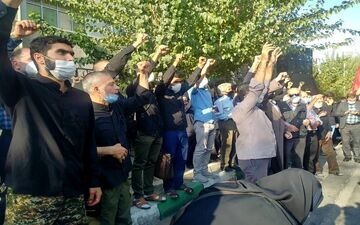 مشت‌های گره‌کرده تهرانی‌ها در حمایت از پیامبر مهربانی‌ها
