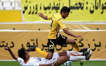  برتری سپاهان مقابل گسترش فولاد در نیمه اول 