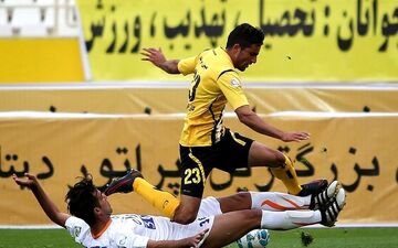  برتری سپاهان مقابل گسترش فولاد در نیمه اول 