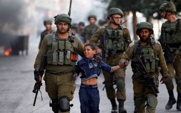 تلاش مرد فلسطینی برای آزاد کردن کودک ۱۰ ساله از دست صهیونیست‌ها +فیلم 