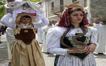 جشنواره عجیب انداختن مار سمی به دور گردن در ایتالیا + فیلم