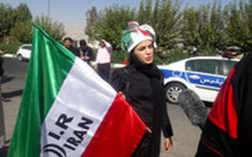  حضور زنان مقابل ورودی شرقی استادیوم آزادی