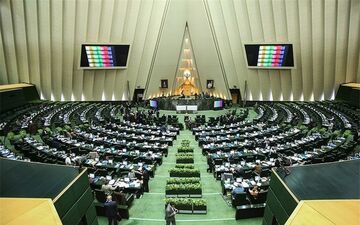 لاریجانی: چرا در جامعه به خلاف می گویند مجلس حقوق های نجومی را قانونی کرد؟