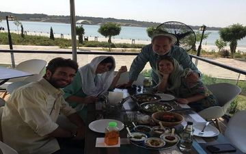 تفریح آتیلا پسیانی به همراه همسر و فرزندانش + عکس