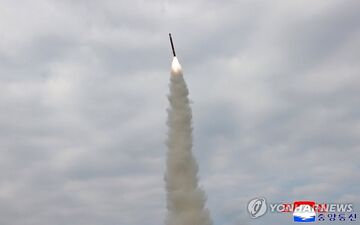 کره شمالی ۱۰ «راکت توپخانه‌ای» شلیک کرد