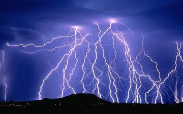 صاعقه جان یک نفر را در محور داراب گرفت