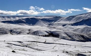 ریزش بهمن سبب مفقودشدن یک طبیعت‌گرد در ارتفاعات اطراف روستای واریان کرج شد

