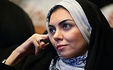  حالِ خوب «آزاده نامداری» با گل‌های رُز معروفش