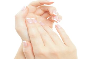 چگونه ناخن‌های شکننده خود را درمان کنیم؟