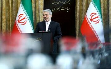 اتوبوس اتوبوس آدم می‌آورند که ارز بخرند