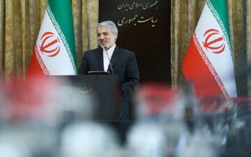 اتوبوس اتوبوس آدم می‌آورند که ارز بخرند